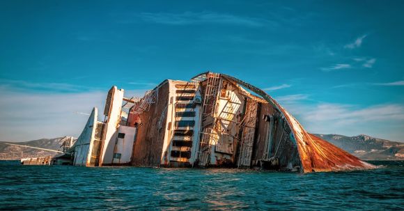 Sunken Ship - White and Black Sunken Ship